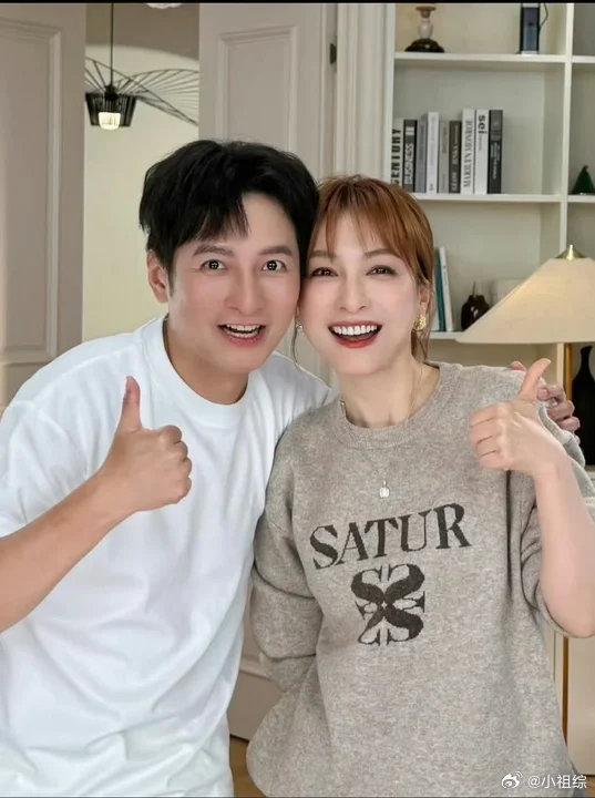 大理偶遇吴昕李维嘉吴昕李维嘉大理画自画像大理偶遇吴昕李维嘉啦！两人在画自画像哈哈