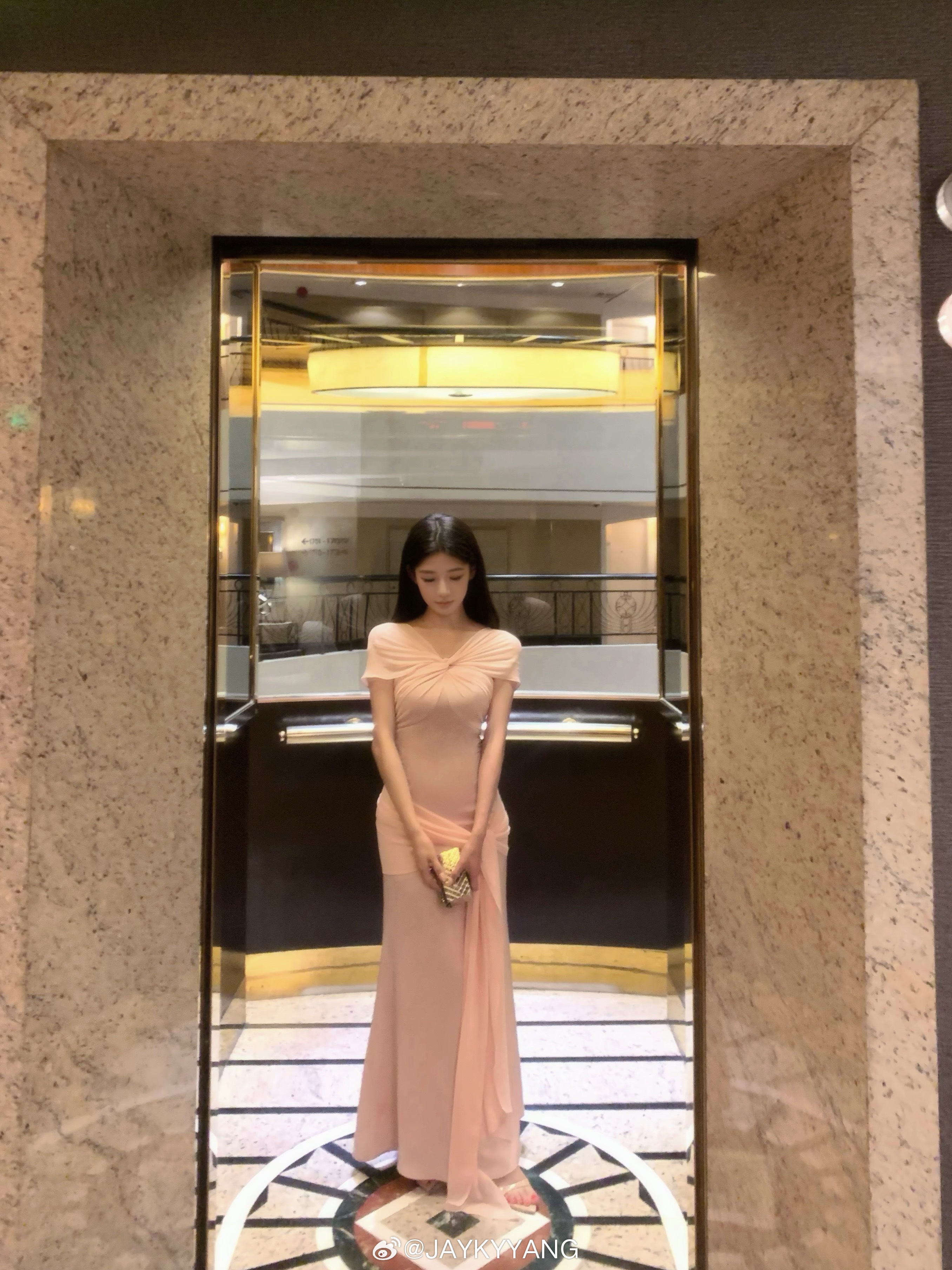 随橙想呢…这颜色反耳粉到我心坎里了🥺其实我做裙子的时候呢 腰胯这边总是会多下点