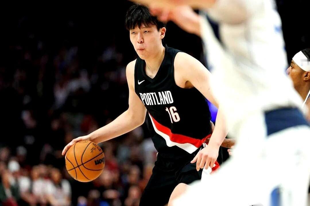 你敢信吗？教练居然把他和罗威一起放上了场。
双塔。
就这俩字，信息量已经炸了。