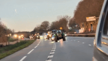 【法国抗议农民封锁法国至少五条公路】
据法国商业调频电视台报道：“12月16日，