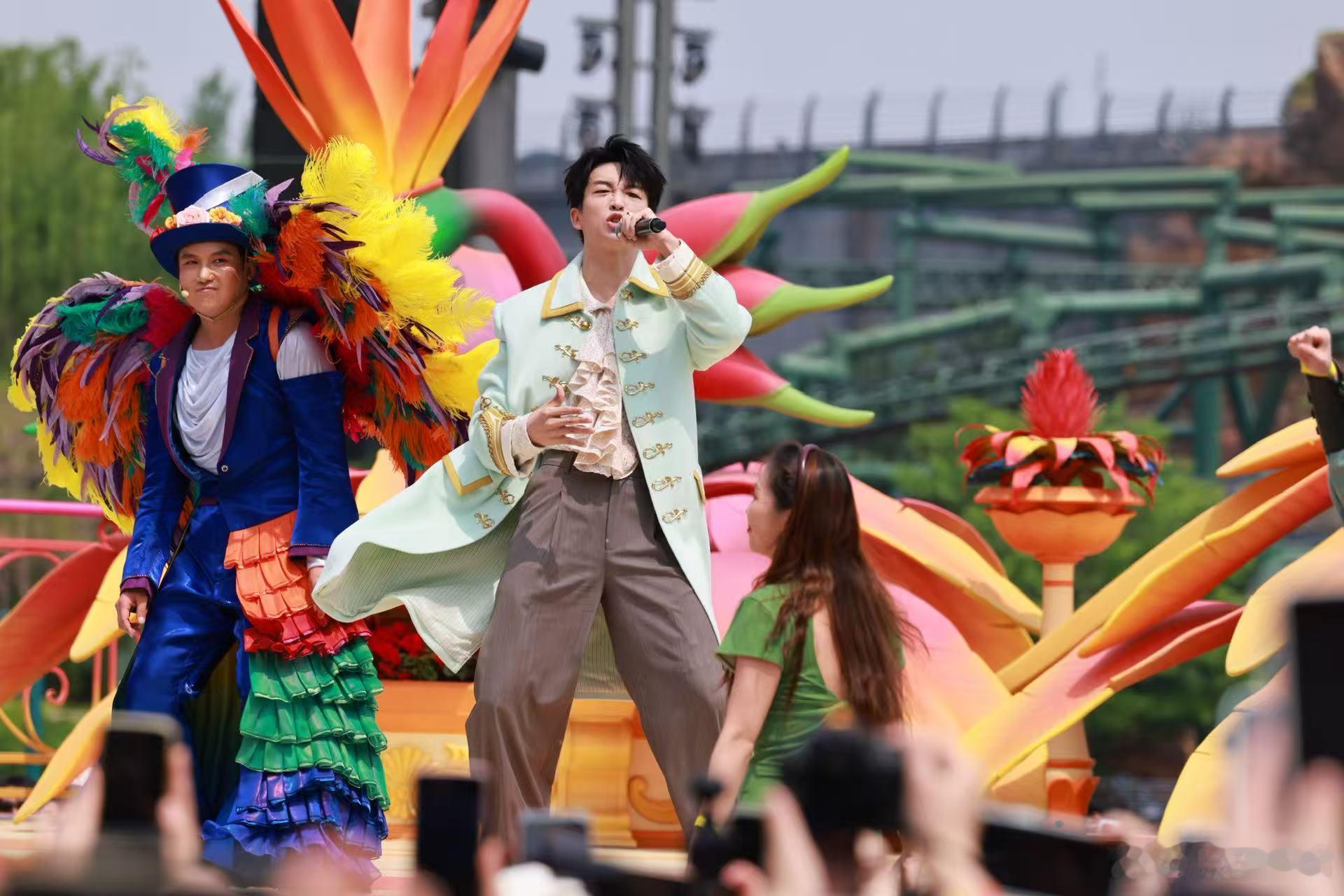 黄子弘凡现身北京环球影城 家人们别错过！黄子弘凡在北京环球影城花车巡游上嗨翻了，