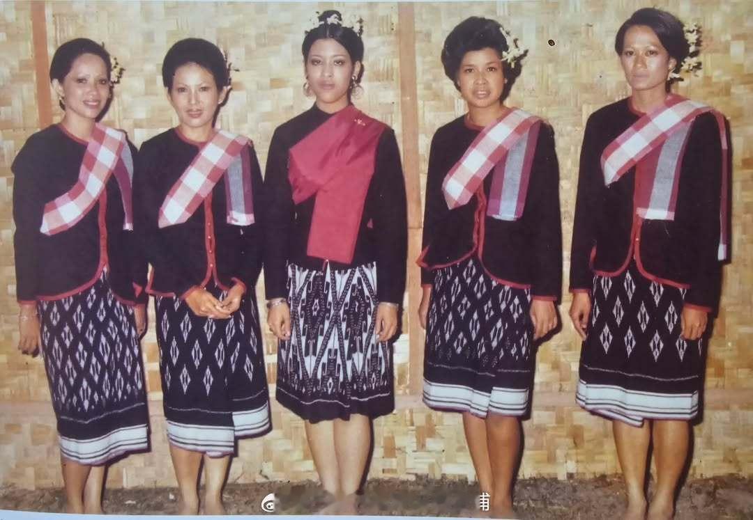 王室王室泰国王室暹罗往事 老照片：1976年9月，跳民族舞的朱拉蓬。 