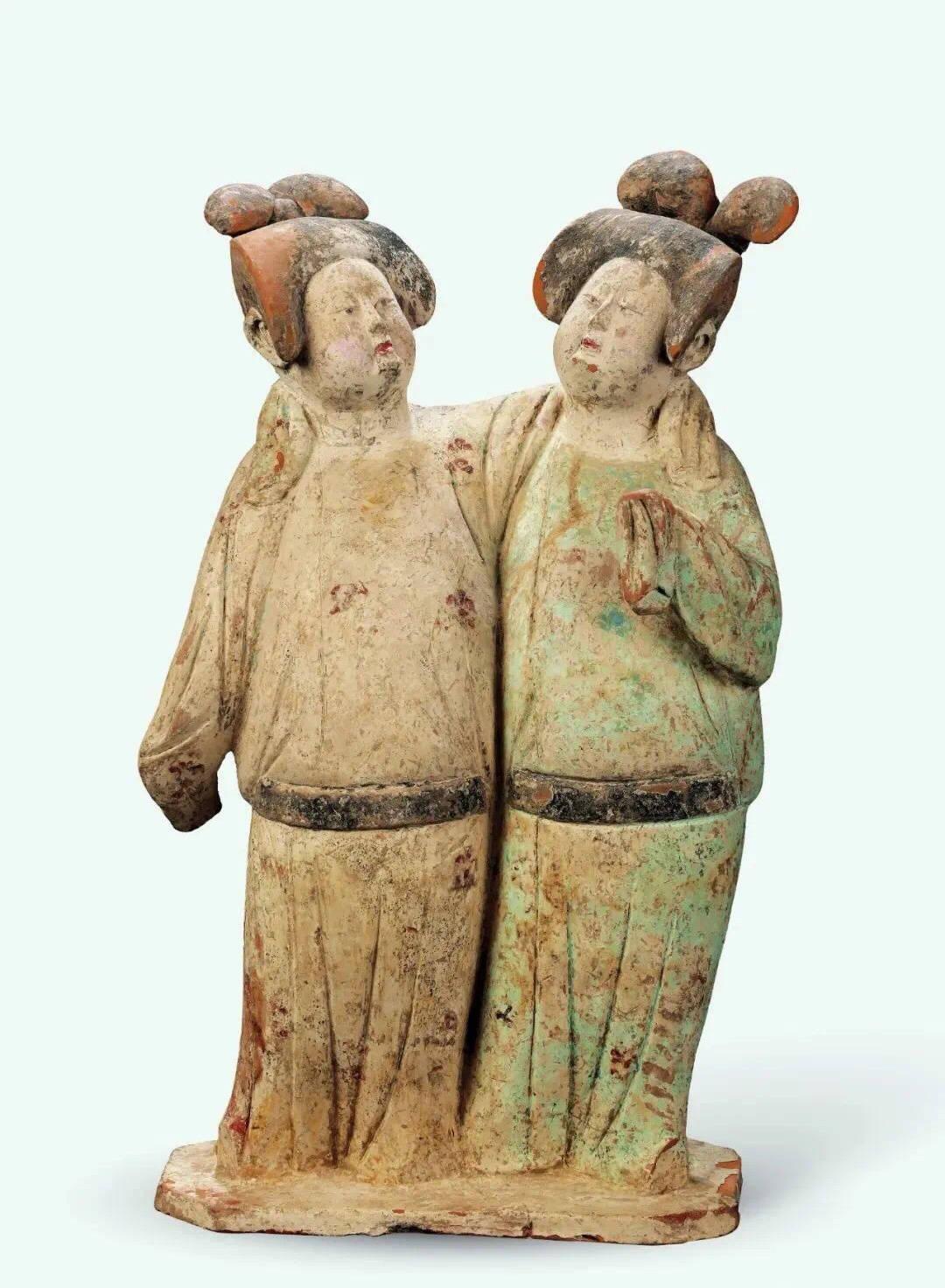 很好奇这两位大唐的集美在聊些什么？来自唐代彩绘连体侍女陶俑。 两仕女形态相近，均