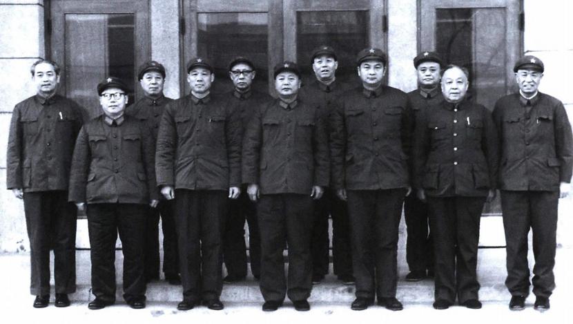 1980年11月3日，空军领导接见科研试飞英雄。左三是滑俊，左五是王昂，他们两位