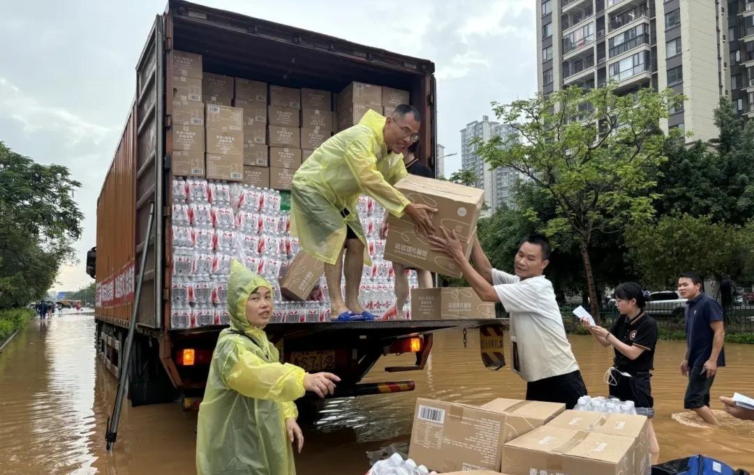 这次暴雨让贵港不少地方淹了水，很多老百姓房子、农田受损，还有学校大批师生被困，看