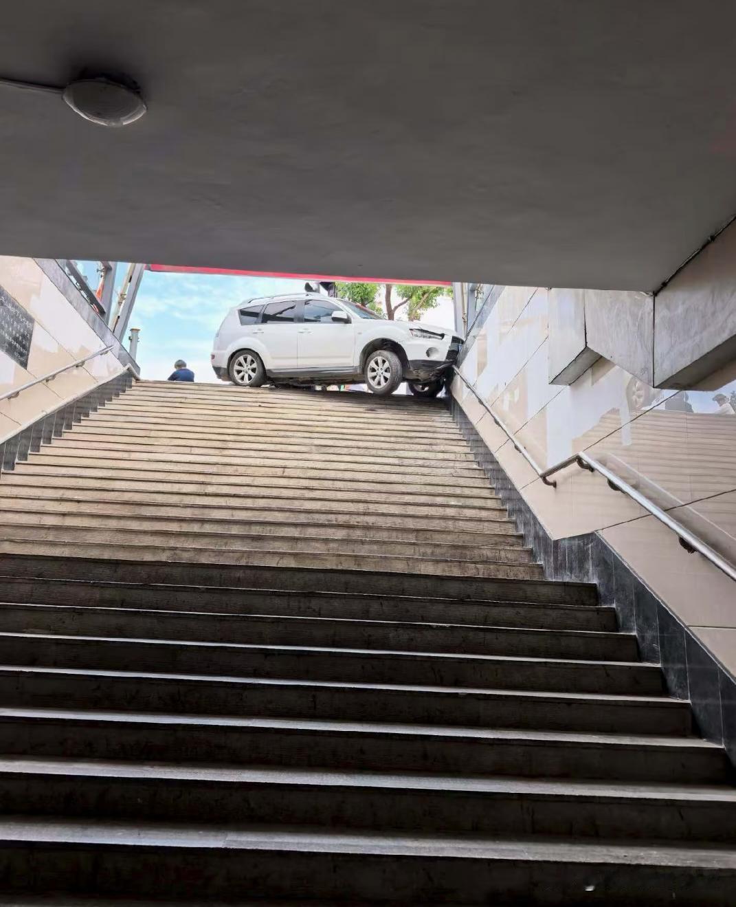 这是当地库入口了吧，看来城市里开导航。是不是还带不到这个位置来？