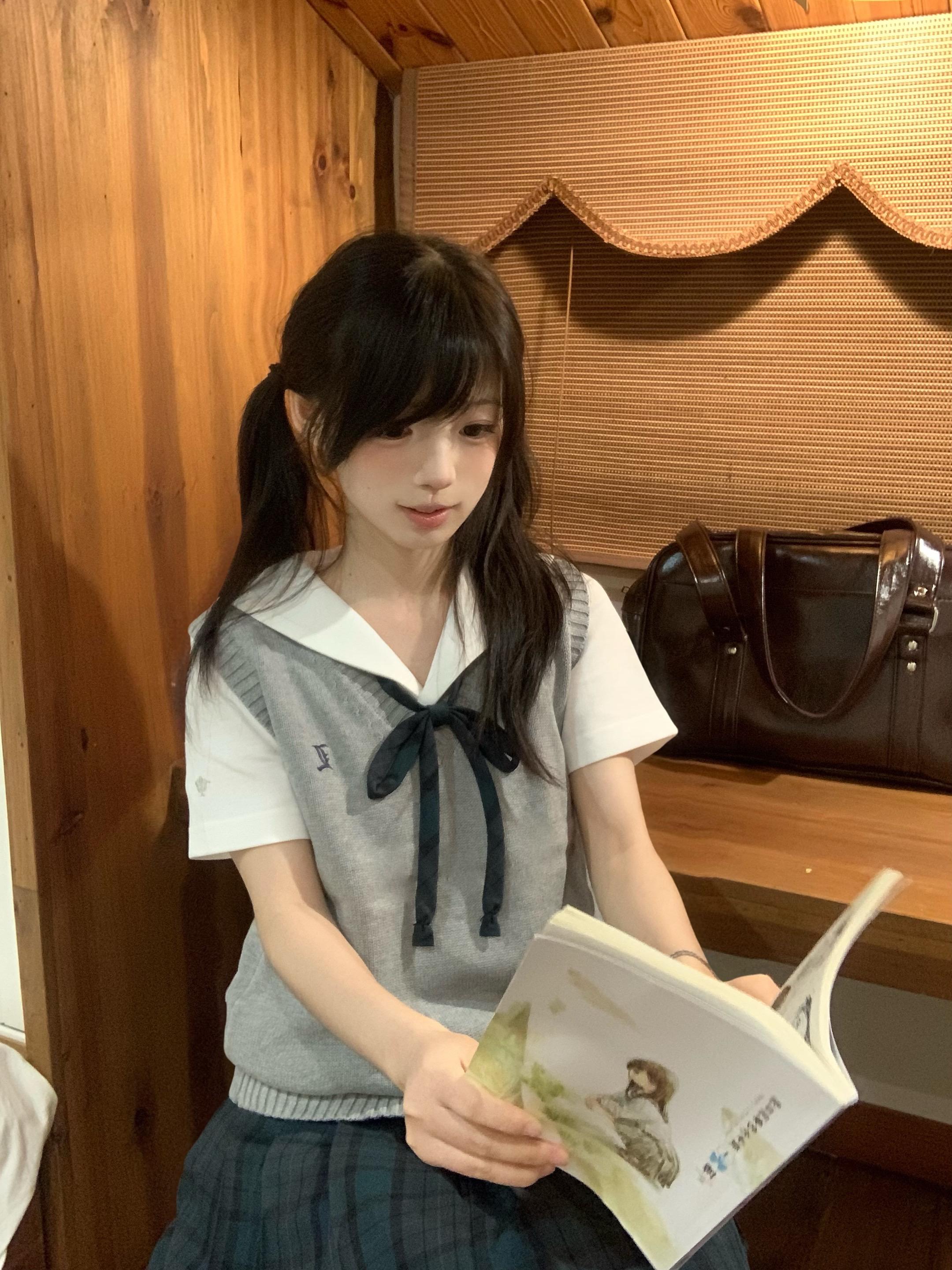 认真看书的一枚小女孩。