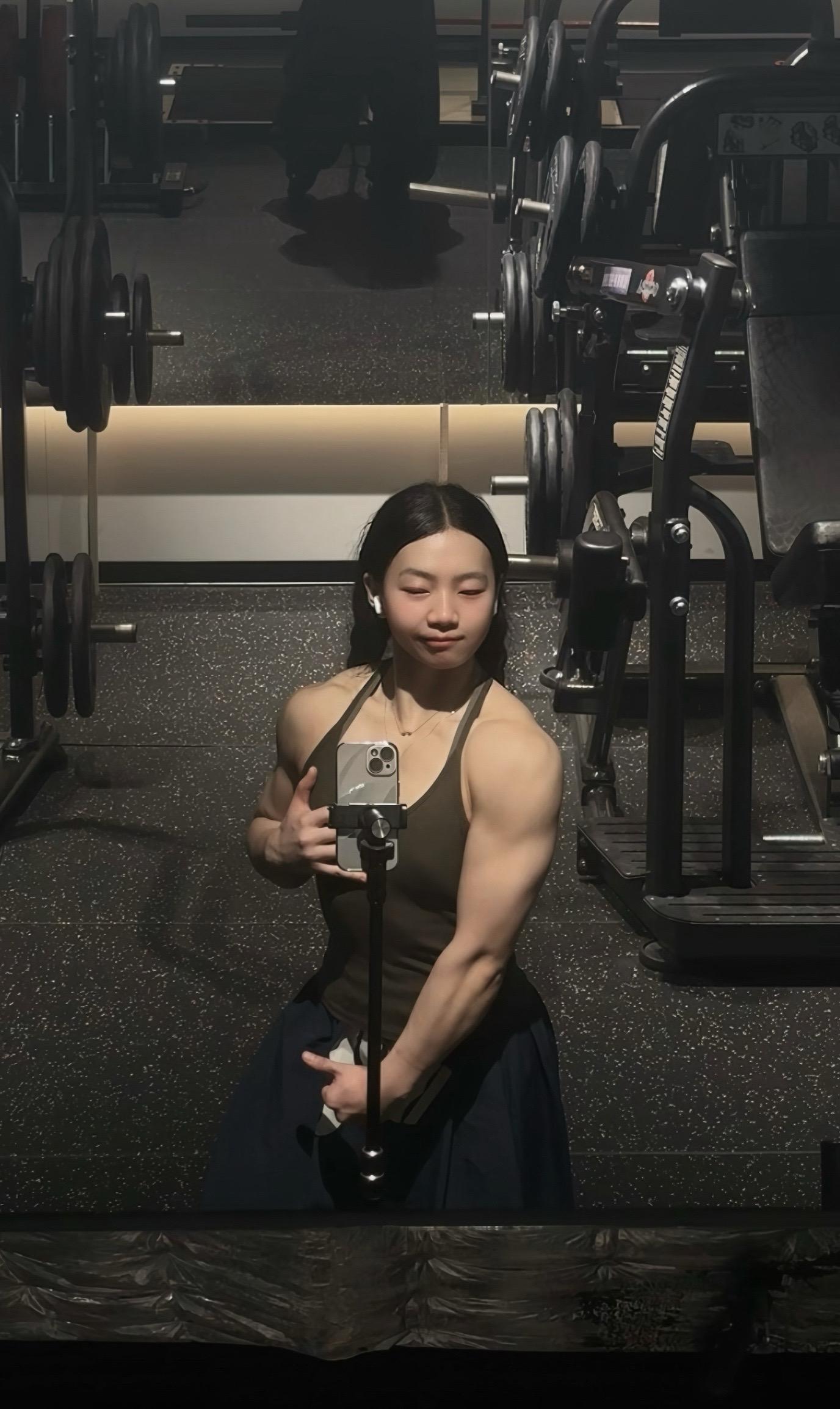 哥们手臂练的不错。