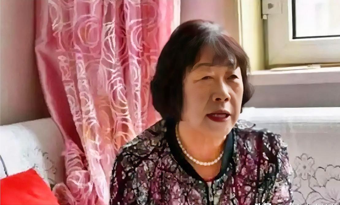 内蒙一男生考上大学，向女老师报喜，女老师高兴的从兜里掏出20块钱，塞到学生陈志德