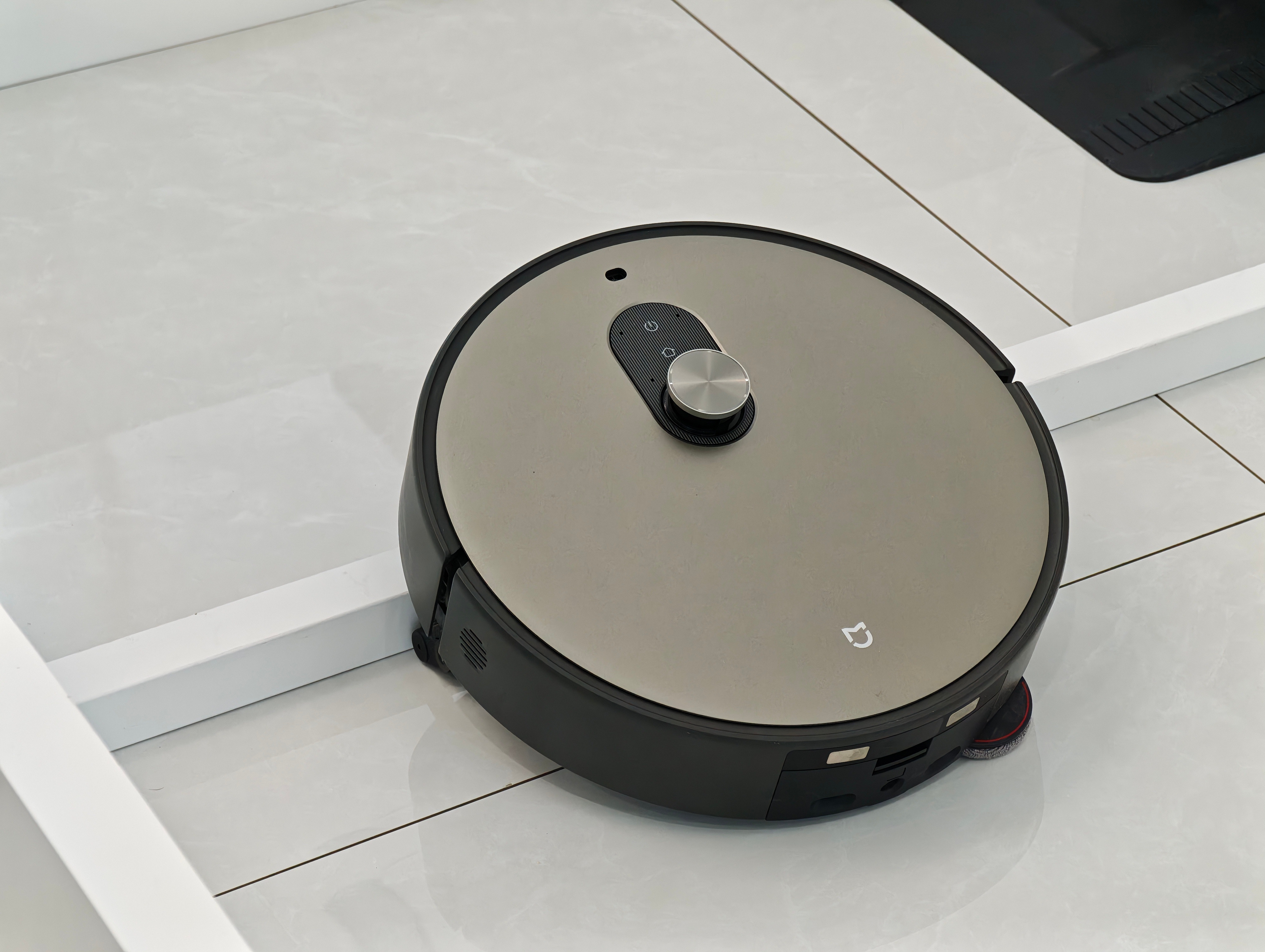 来逛awe了，今天来小米这边探个展（B10展），人车家生态是真的丰富啊，里面塞得