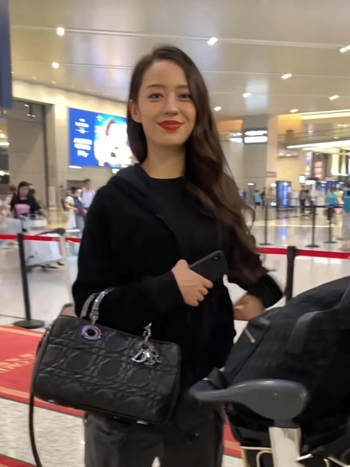 上海虹桥机场偶遇郎朗的老婆吉娜，本人真的太土了！[捂脸]衣品只能用无力吐槽来形容