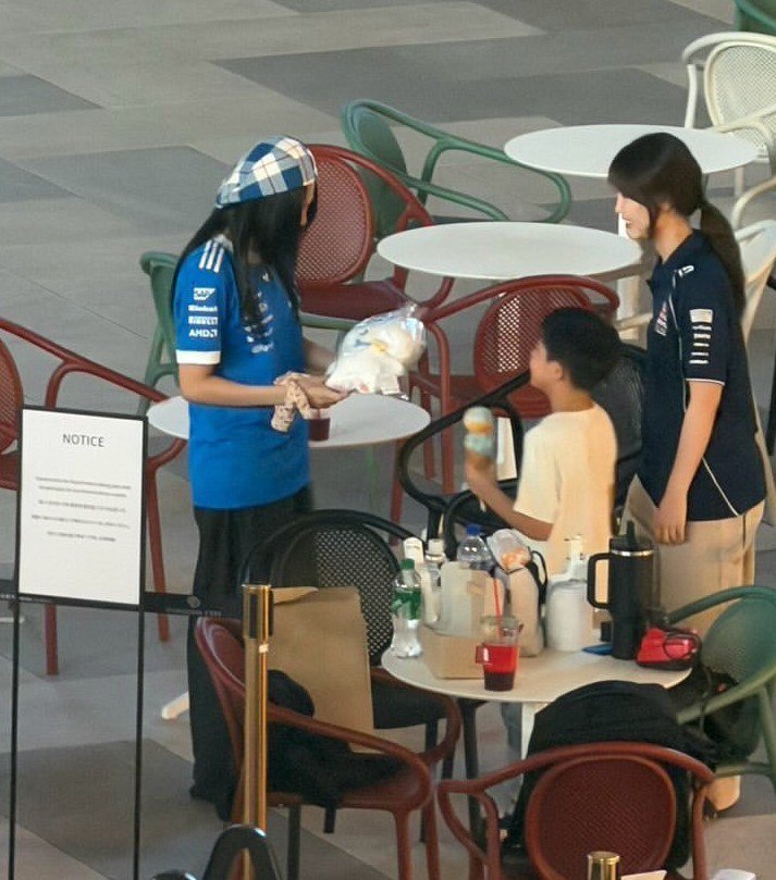 蓝衣服这是她啊。这特么是爱豆啊？
