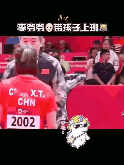 看👀
这两个小视频
取一个恰如其分的名词：
蜕变！
从爷爷上班带的孩子
到后来