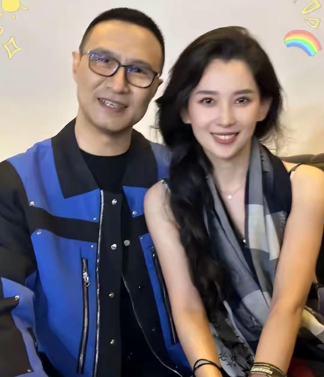 蜡烛吹灭前0.5秒，森林北的手指悬在醒醒头顶——没落下去。
照片里所有人都挤向蛋