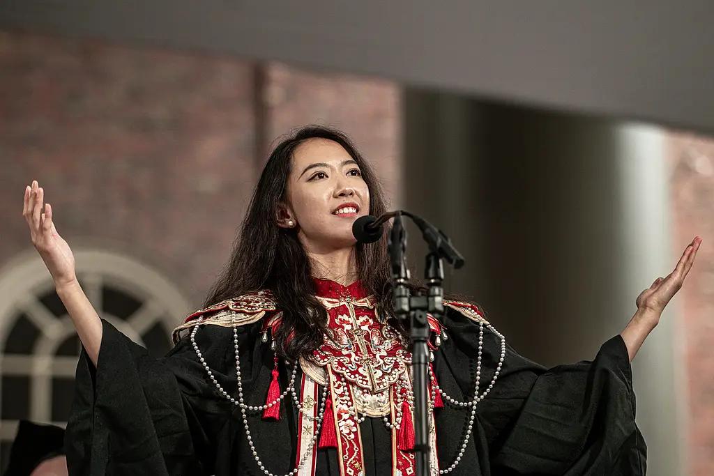 美国不要的，中国也坚决不要！美国哈佛大学毕业典礼上，中国留学生蒋雨融曾代表毕业生