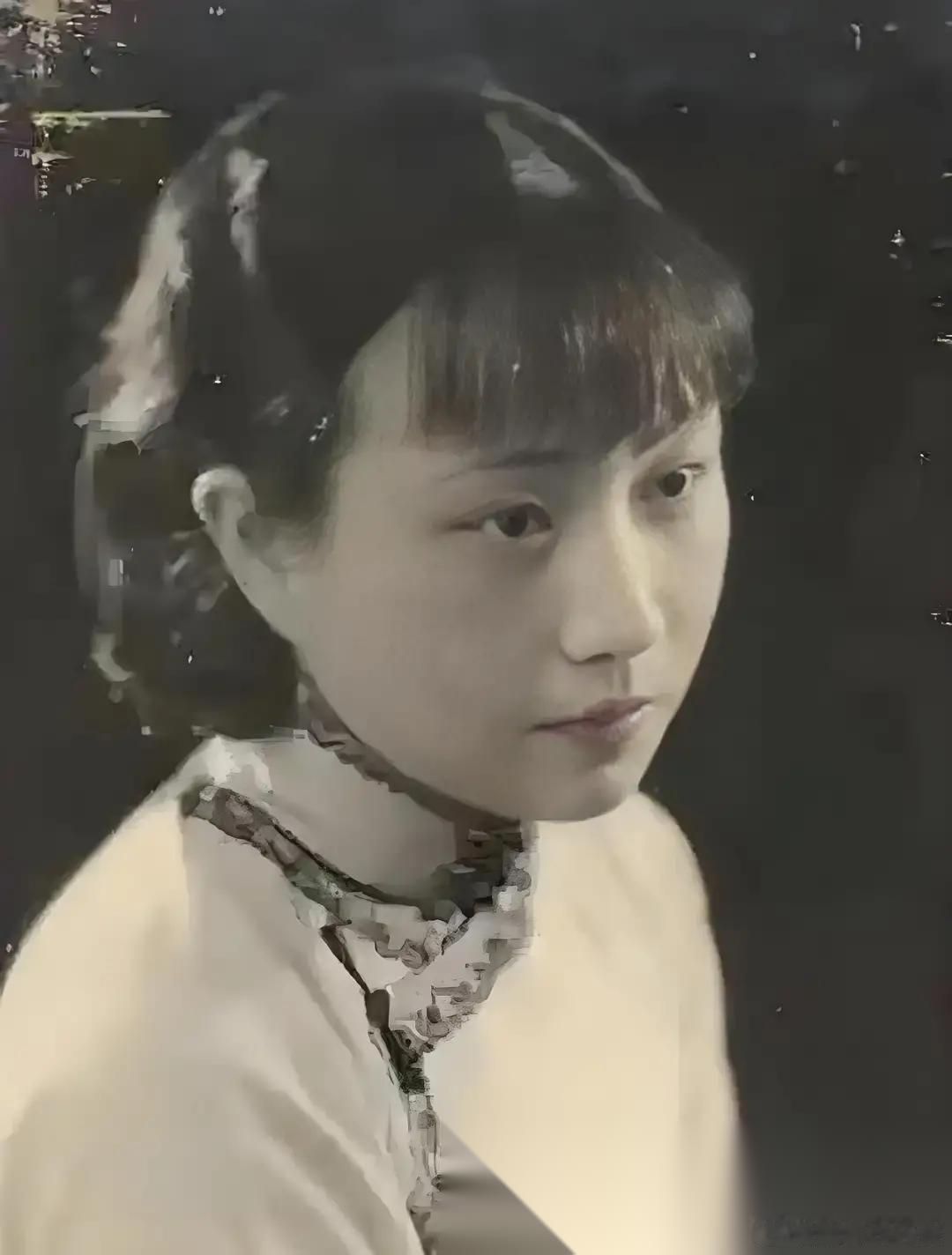 1925年，陈诚回家奔丧，7年不见的妻子，想与他同房，妻子刚到床上，就被他强行推