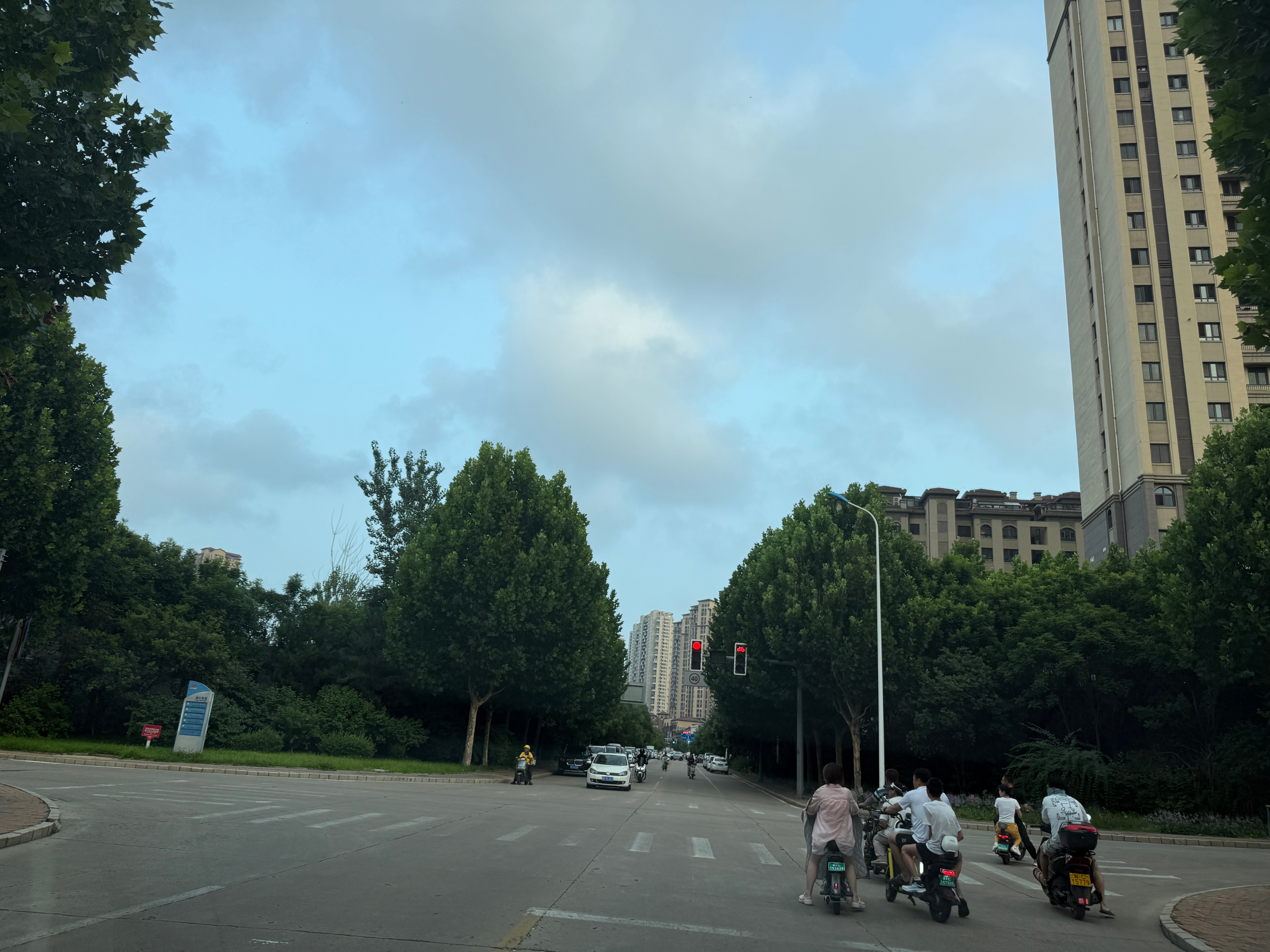 我与我周旋久，宁作我。自洽，自持，自在。在路上…… 