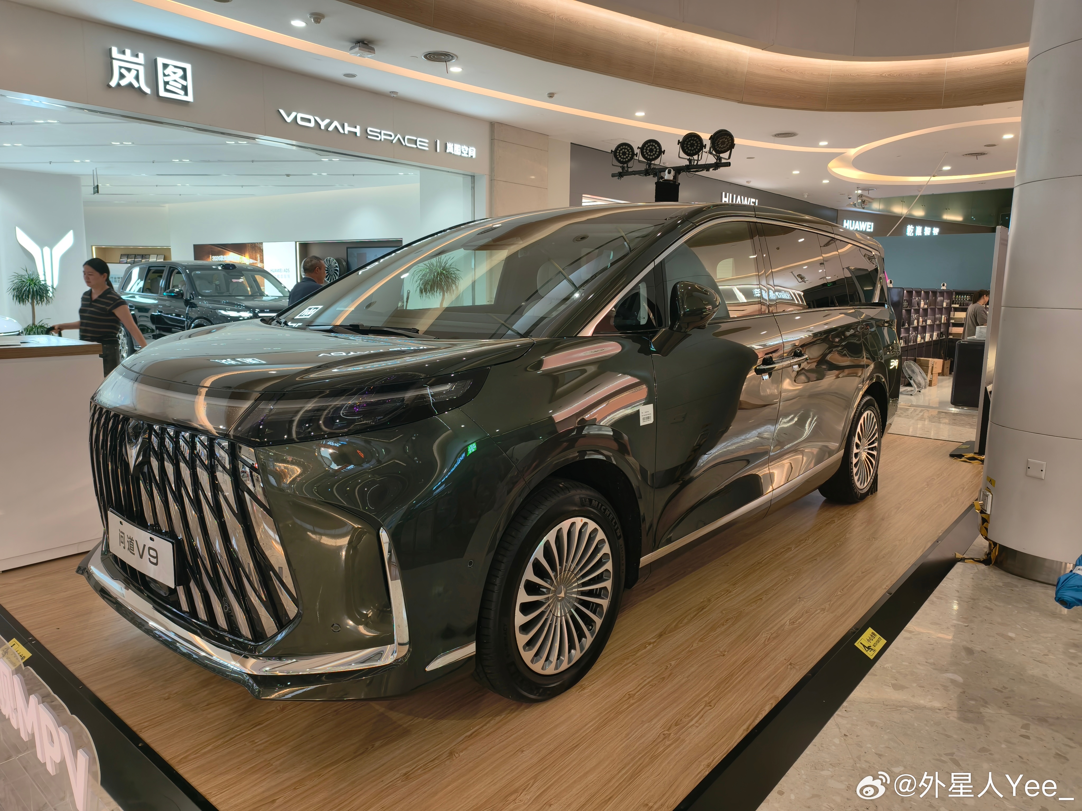 极狐问道这车漆、轮毂，有点似曾相识岚图、极狐、启境更是直接挨着开店、布展（仔细看