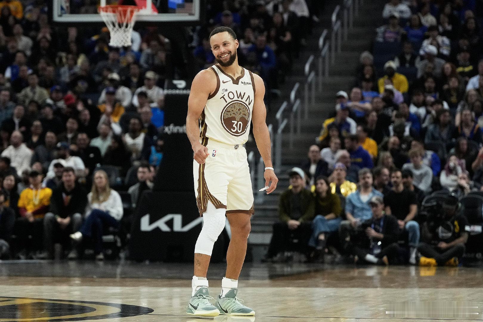 库里12月13日有望复出  据Anthony Slater报道，科尔透露库里大腿