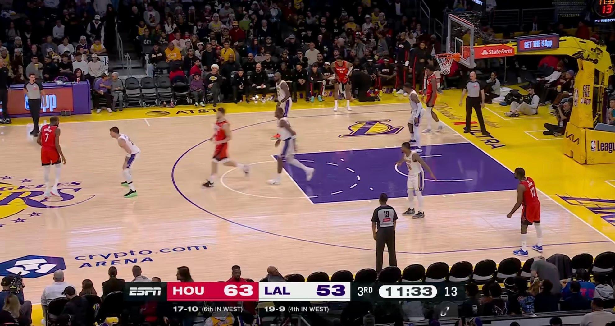 雷迪克变首发了，把里夫斯换成斯玛特了。火箭vs湖人nba圣诞大战