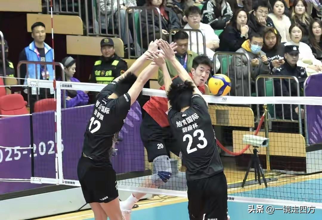 男排超级联赛进入半决赛首回合，保定男排客场3-1逆转击败全华班的青岛男排，抢得先