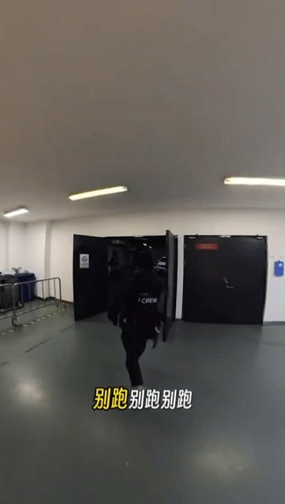 周深演唱会严查盗版周深记录仪视角自觉抵制各类盗版周边，支持官方正规周边产品，共同