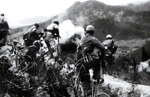 1940年春天，刚满十九岁的陈楚军在田里劳作后回到家中，做铁匠的哥哥陈胜军已经被