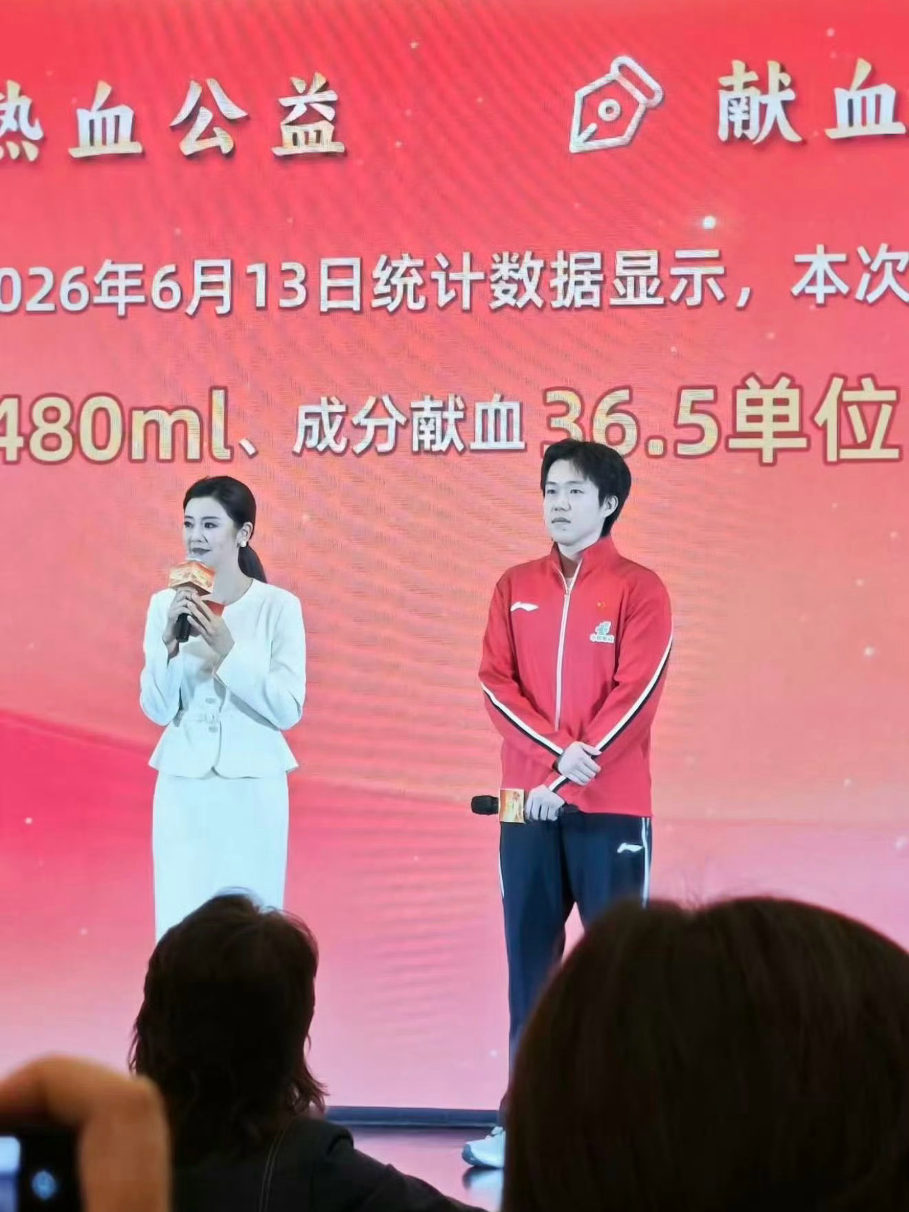 参加公益活动的小王