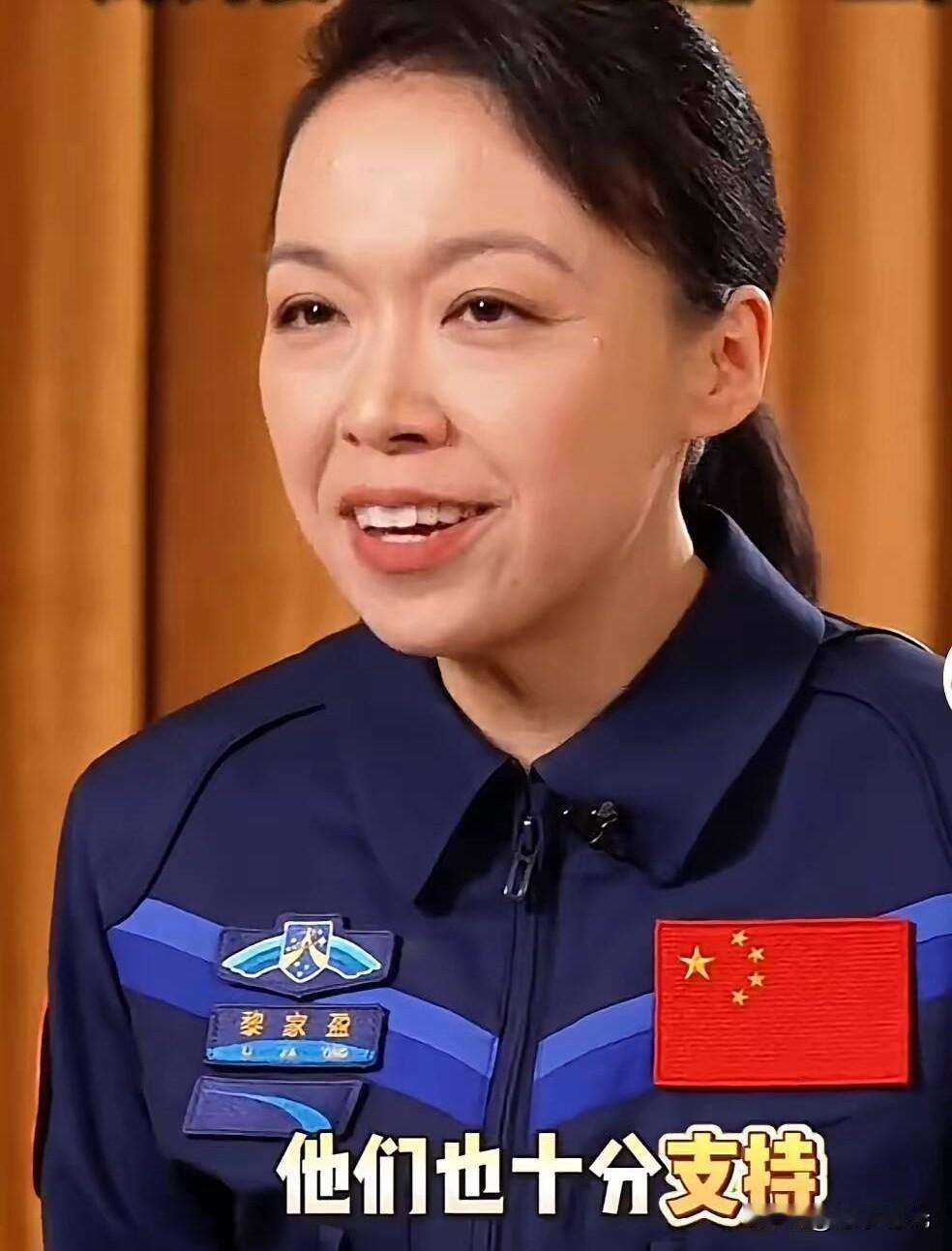 黎家盈自报家门那一下，真的把我看乐了。
别人在出征仪式上，大多是一脸严肃，甚至带