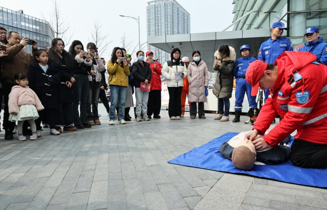 【新春服务再升温，经开温度暖人心】
新春佳节脚步临近，西安经开区各部门、各单位持