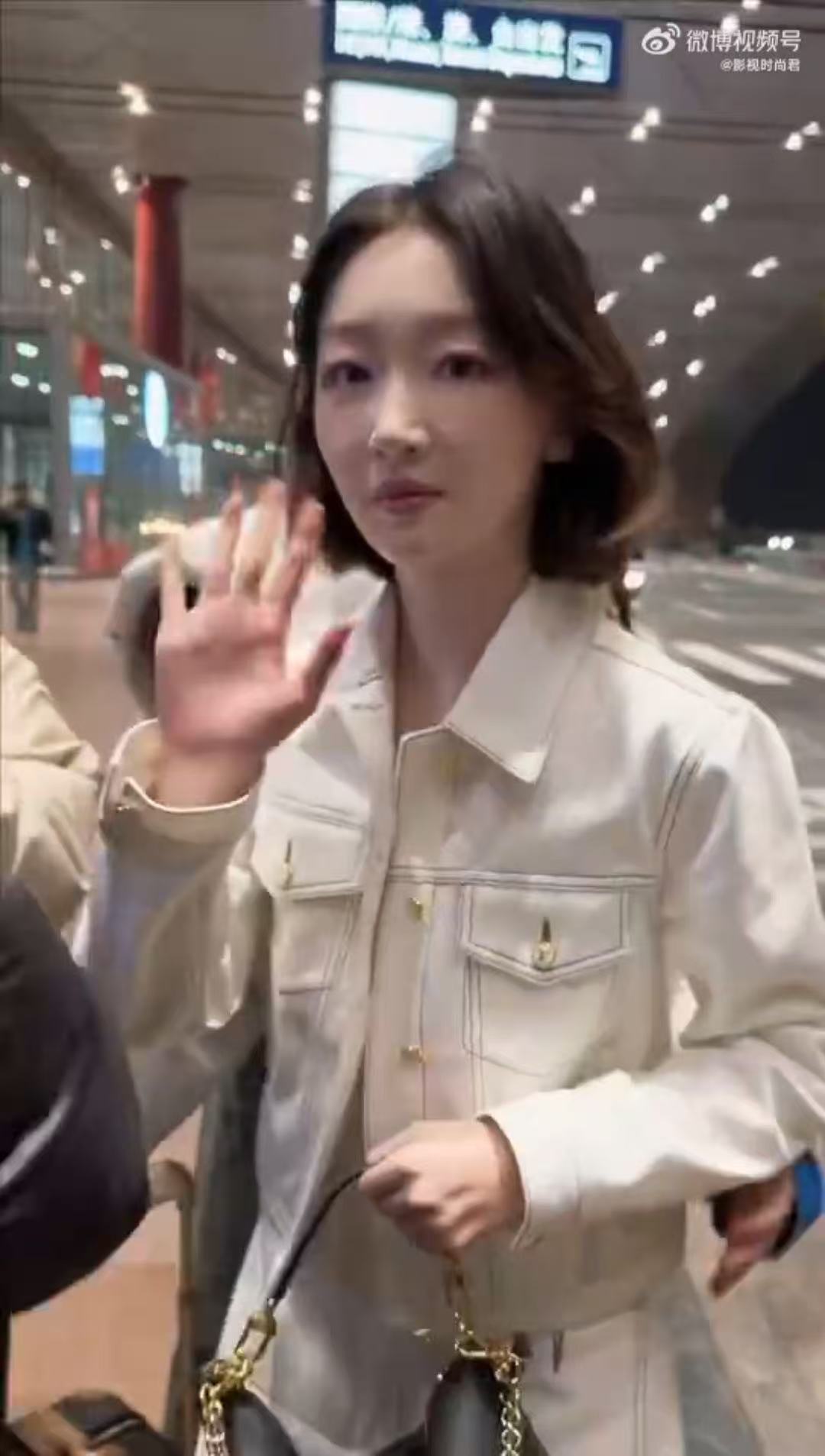 周冬雨被路人夸好美的反应hello时装周 谁懂周冬雨这种害羞又可爱的反应，被夸好