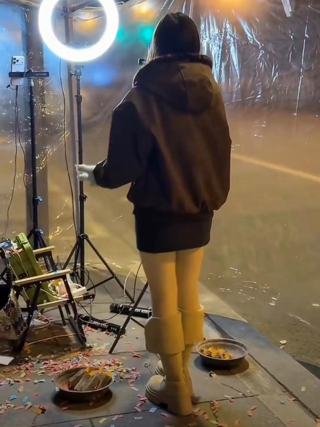 深夜的成都街头 直播的女主播和她的观众等单的外卖骑手 