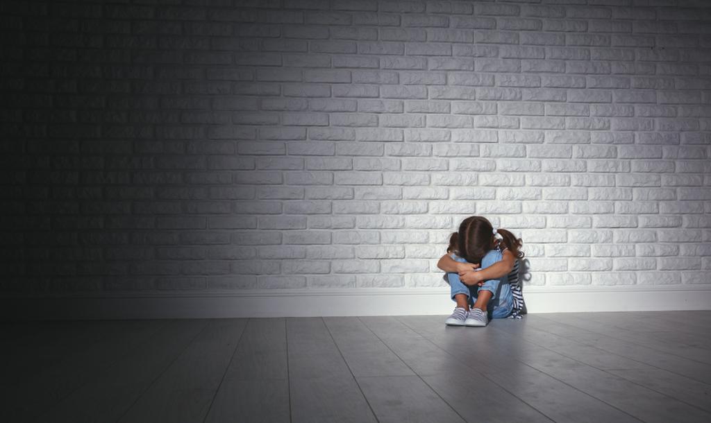 一名12岁女童用衣物裹着身体步行8公里、挨家挨户求助的影象激起公愤，印度警方快速