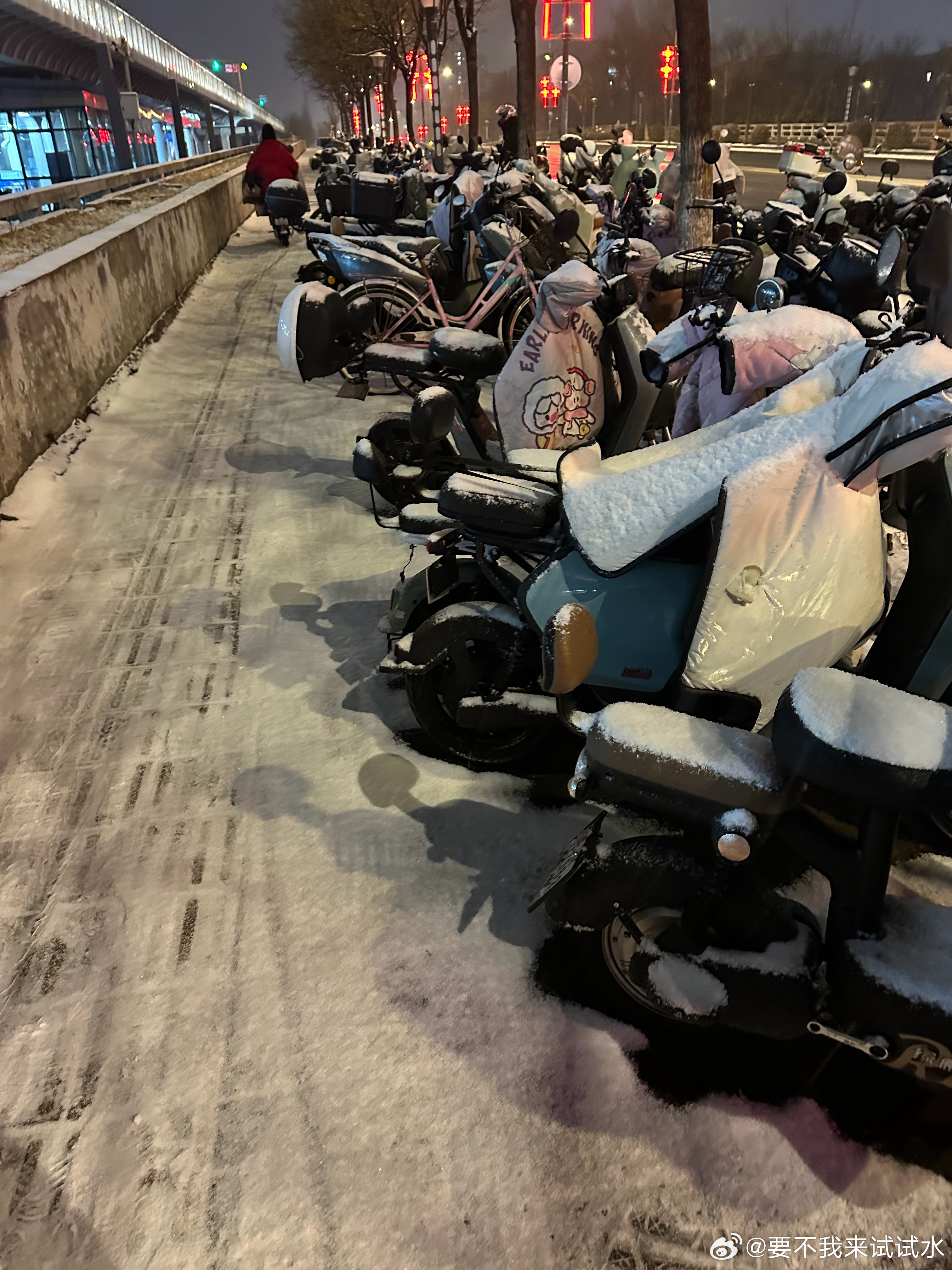 又下起雪来了，电动车不骑了，就放这了，不会明天还丢吧 