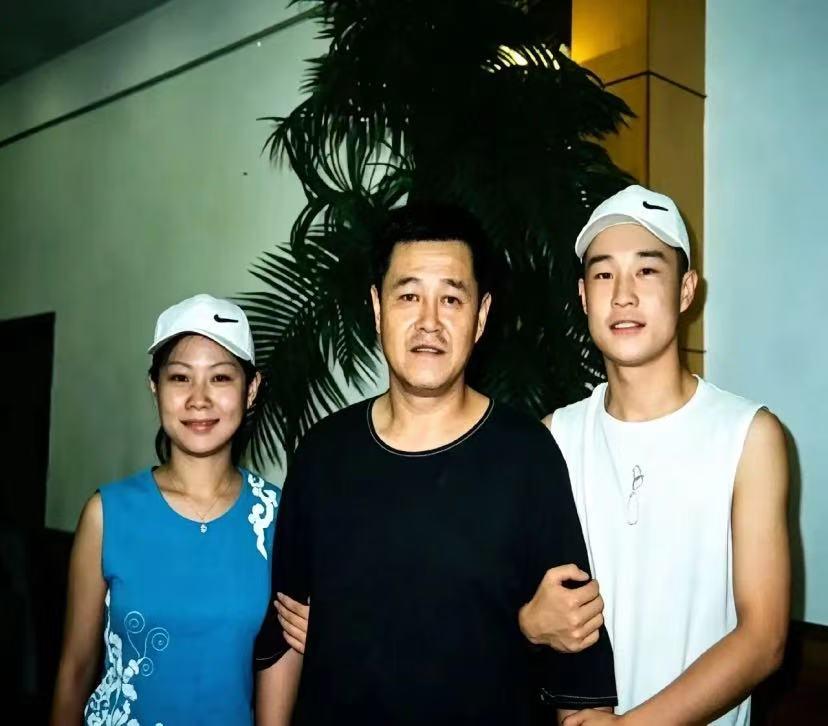 这张老合影里，一眼认出中间的赵本山！
身旁一左一右是小沈阳夫妻俩，当年俩人还清瘦