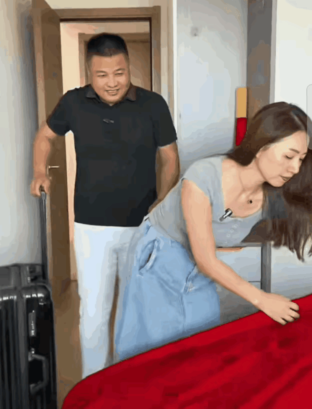 老婆我回来啦！
老公外出打工数月，今日终于回来了！见到老婆分外亲热。从背后一把搂