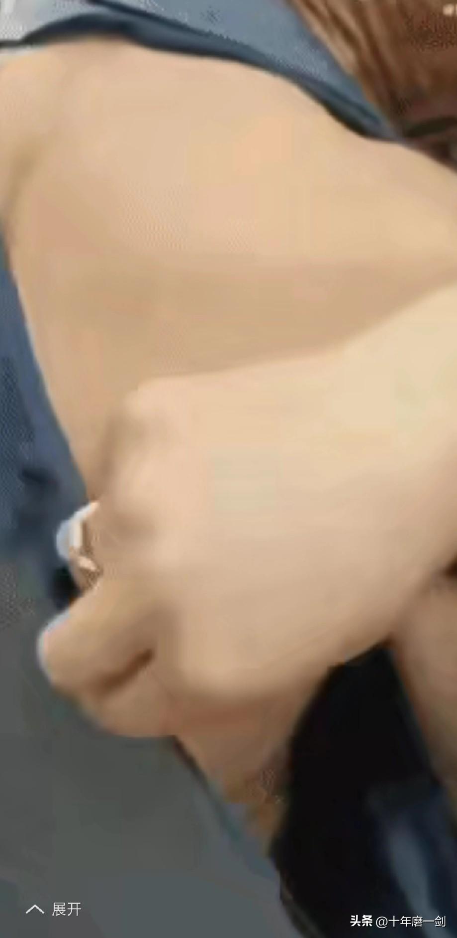 河南某地，女儿想给父亲买衣服，父亲不让买，女儿当街把父亲那件穿好几年的衣服撕破了