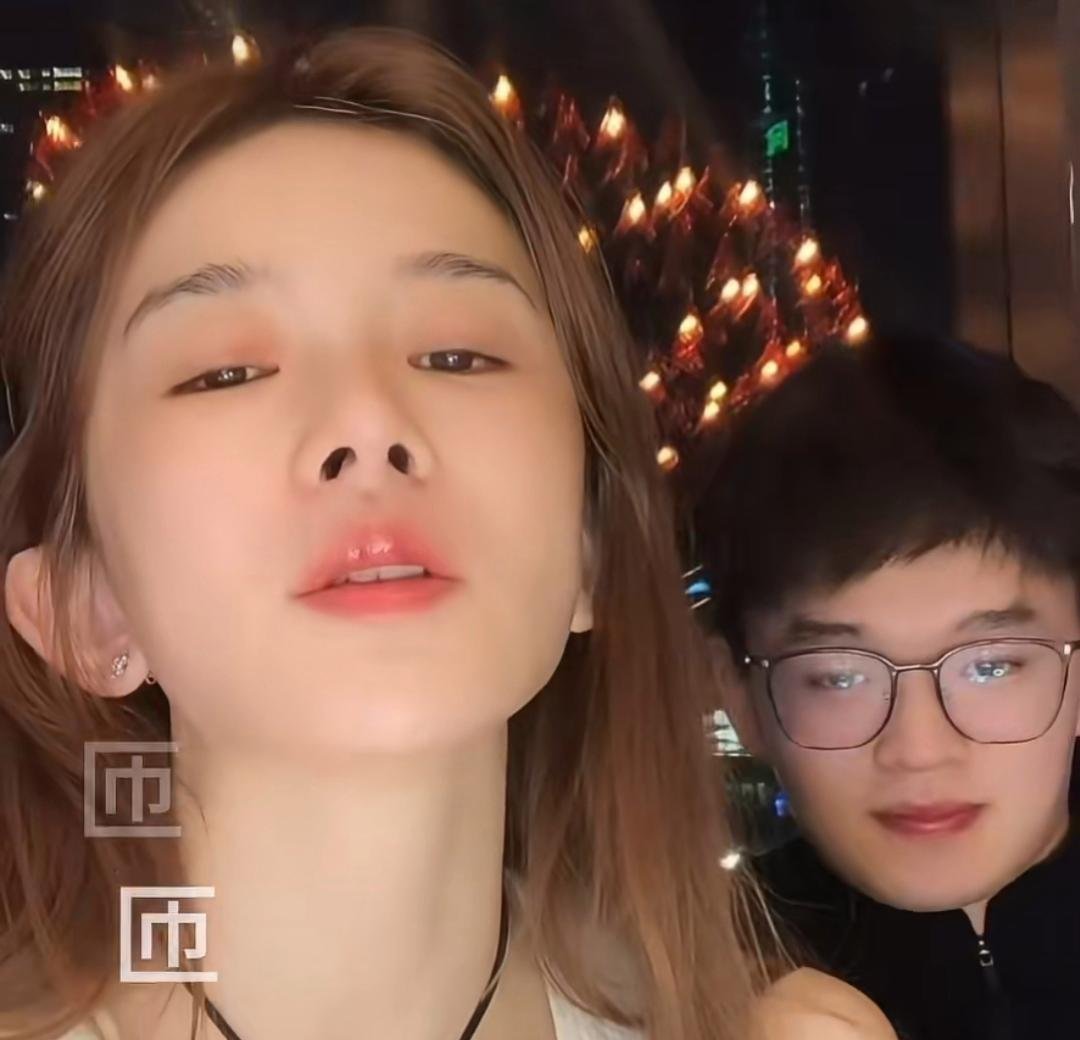 赵樱子小12岁男友终于在直播间露脸了。被网友喷成了筛子。说她疯疯癫癫的，精神状态