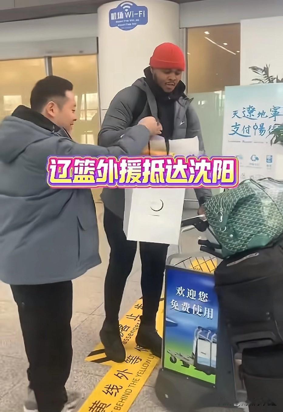 辽宁男篮速度确实快，这不新外援已经到位了。看到外援八轮比赛不合格，马上就换新的。