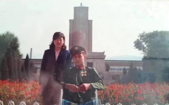1984年，一河北小伙参军被破格提干，跟女友写信退婚，不料，女友却带着两位父亲跑