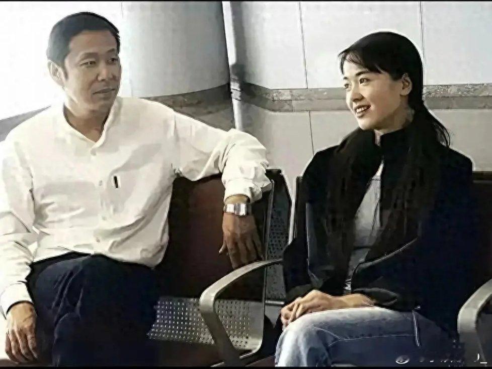 陈道明唯一的绯闻对象左小青从当年坐姿，就能够看出来两人挺亲密 