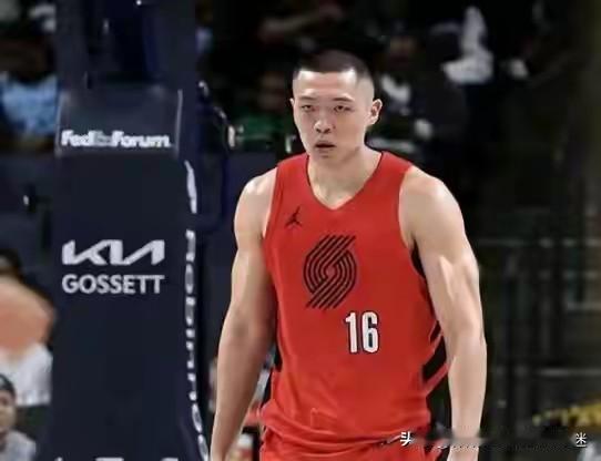 杨瀚森必须改变发型才能打好比赛，就现在这个长头发看着很软。必须改变自己，从发型作