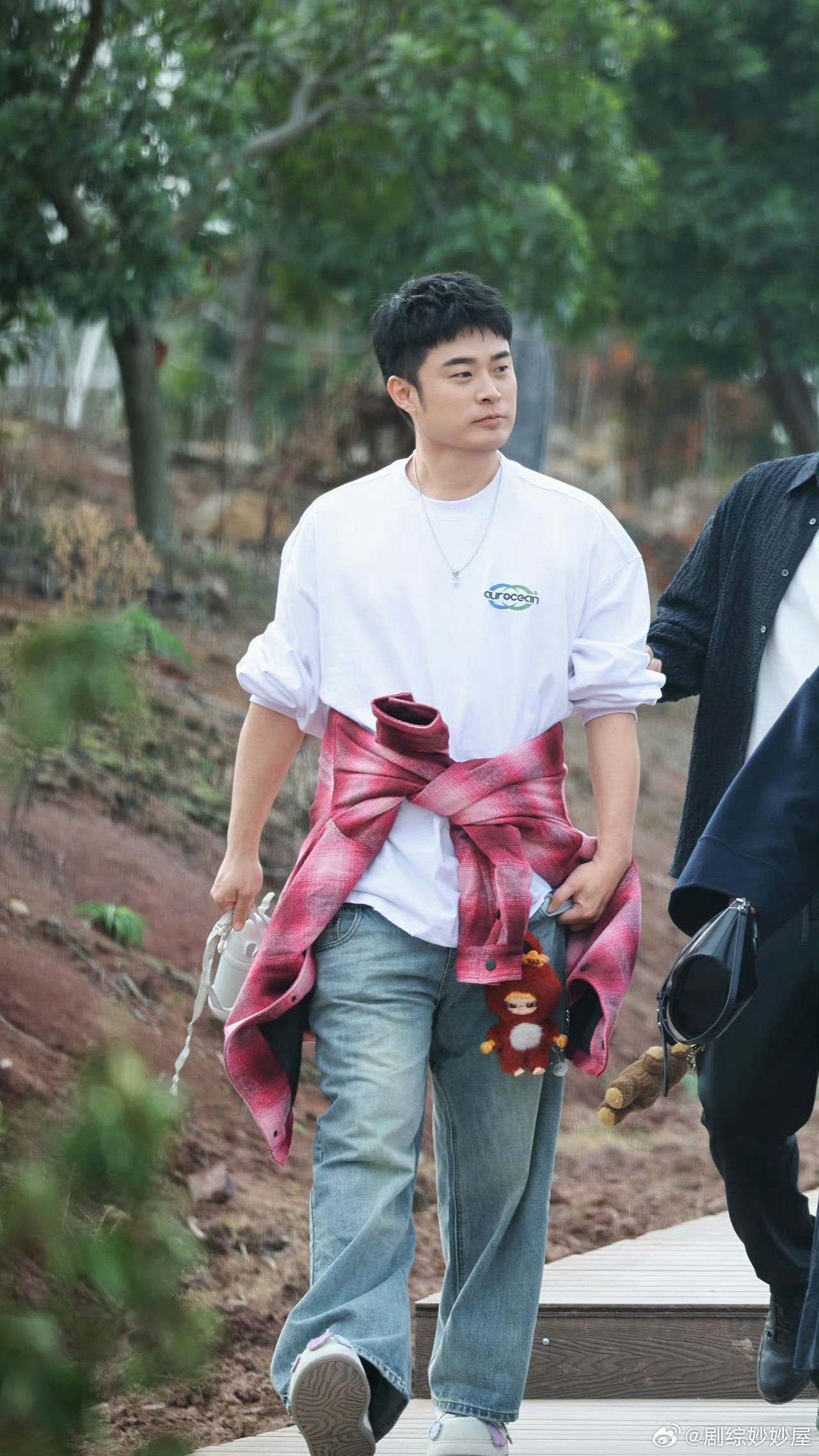  邓超与陈赫同为《奋斗吧人生》导师，title却大不同。邓超是“不明生物”，工作