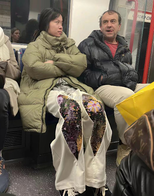 惊呆我了！地铁上见到的最自我的女孩子，太有个性了！ 