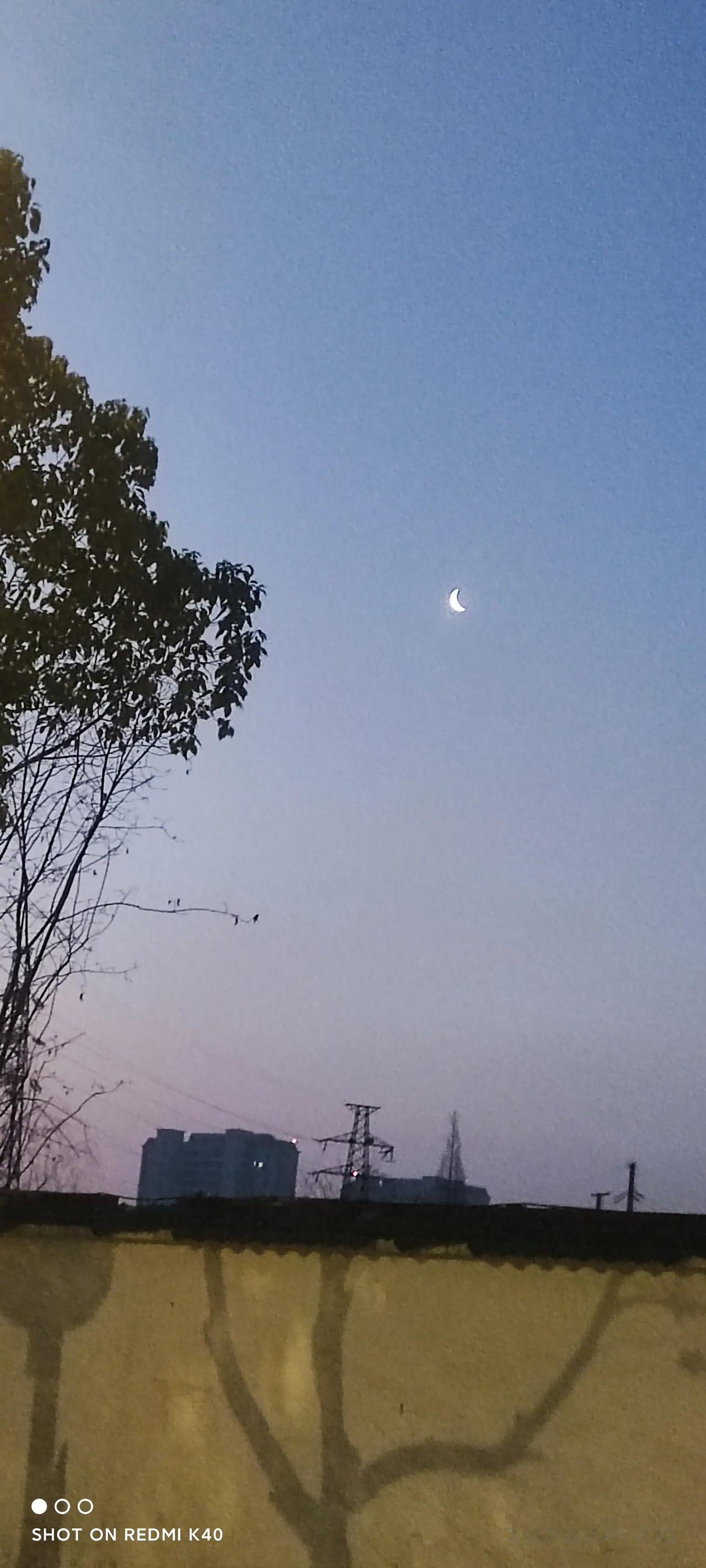一>
上联：长空雁叫霜晨月
下联：大海鸥鸣夕阳帆
——：帆起归舟只恨晚
——：霜