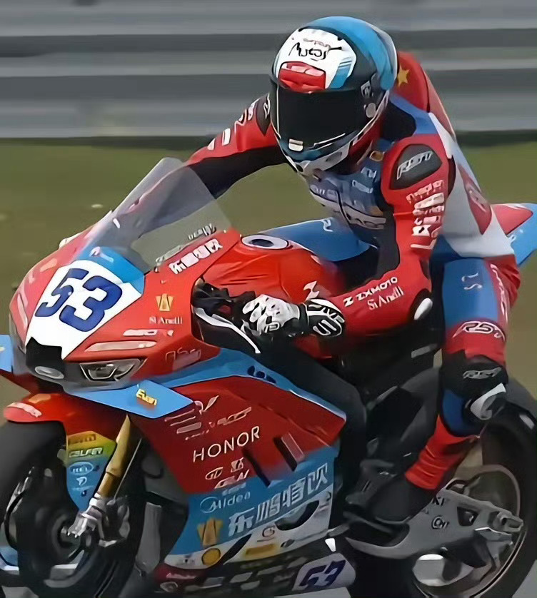 张雪机车热身赛再获第一 棒棒的，今天八点正赛第二回合，加油！争取拿一个好成绩！ 