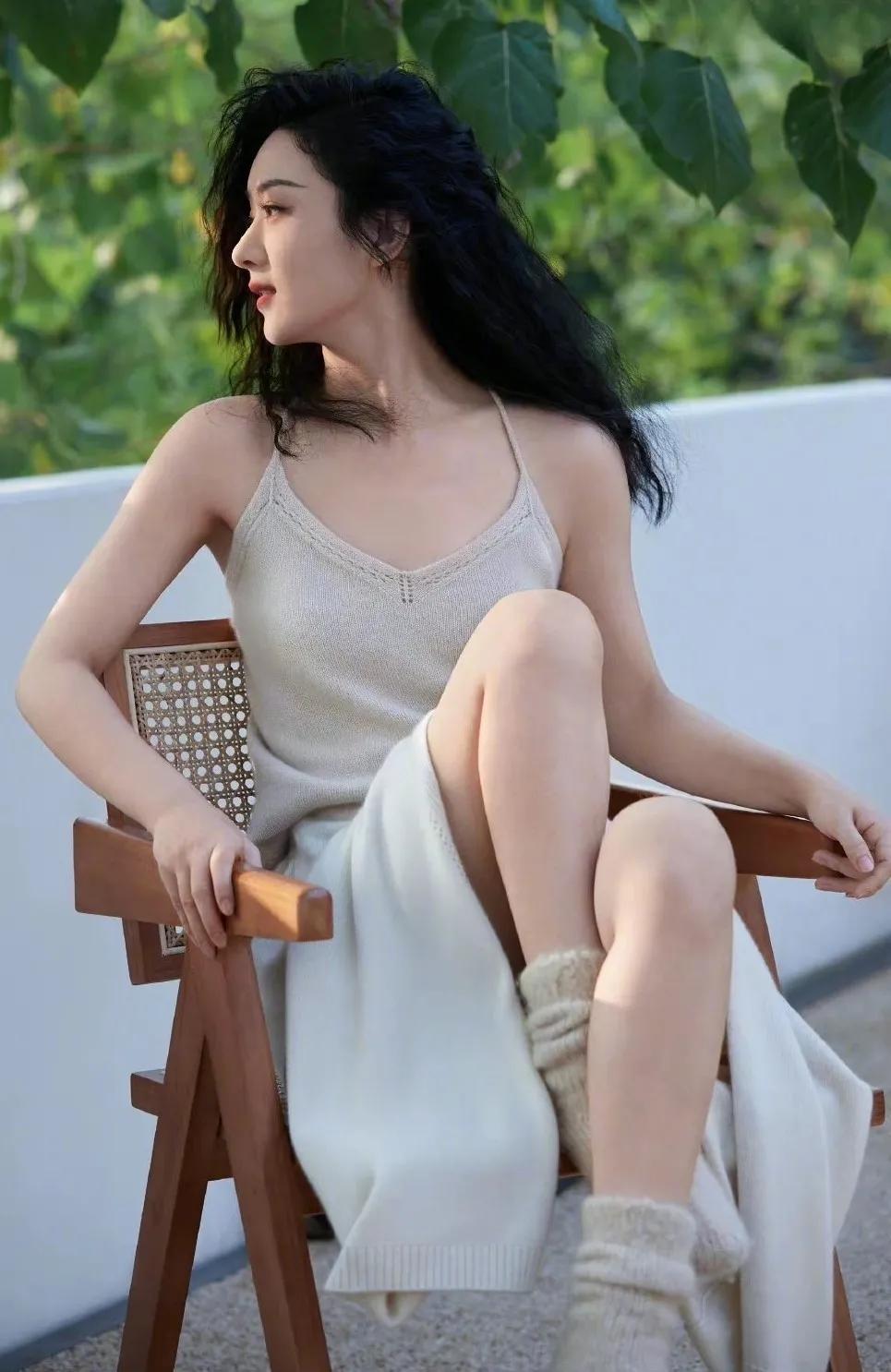 赵丽颖脚踩棉袜，动作自然流畅，展现出优美的身姿和迷人的曲线美。

赵丽颖不仅演技