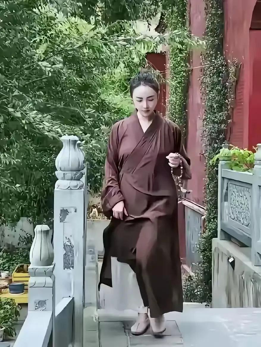 年纪轻轻遁佛门
不知因为啥原因
为尼何以不削发
请您接续………

是否依然恋红尘
