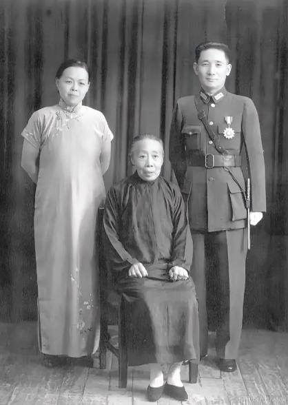 1936年，张治中、妻子洪希厚和岳母留下了这张合影，张治中和妻子是指腹为婚，靠父