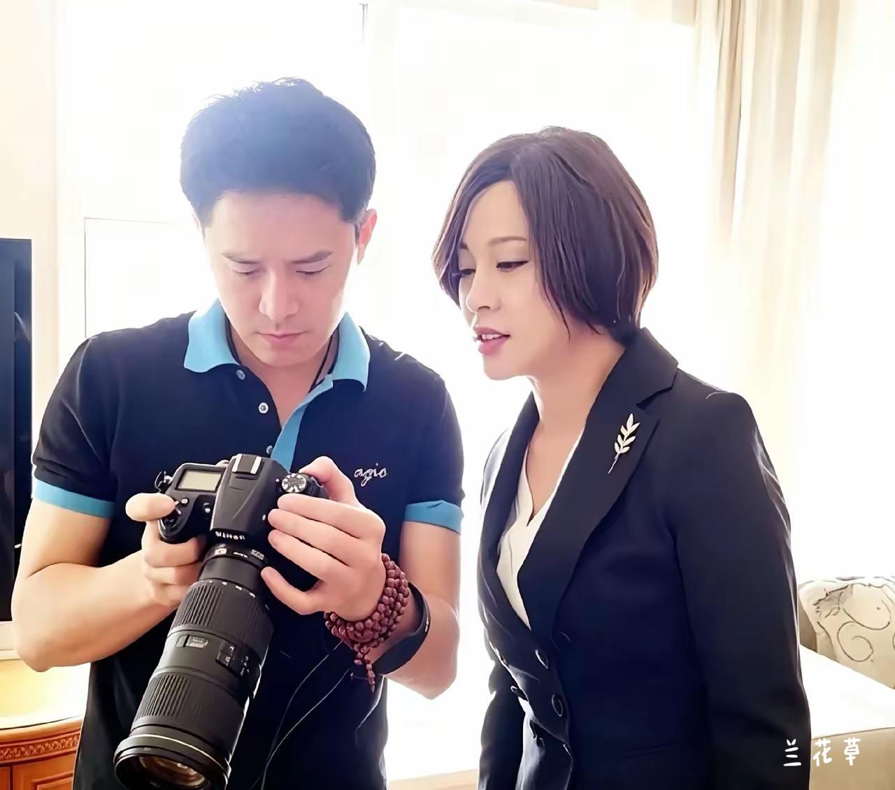 年轻时的古柯和刘晓庆在一起。
那时的他还是长相清秀的小帅哥一枚，全力帮助刘晓庆打